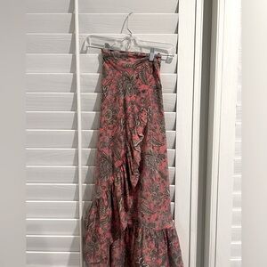 Wrap around tie skirt. Easily adjustable and can dress up or down.